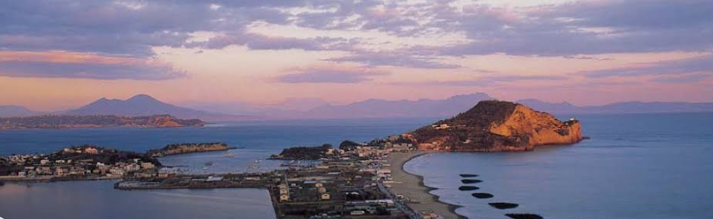 Suggestivo tramonto su Capo Miseno e la baia di Miliscola dal Belvedere Stupor Mundi