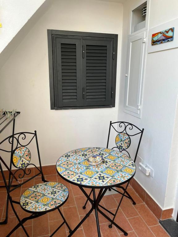 Patio esterno in cotto con tavolo artigianale in maiolica dipinto a mano