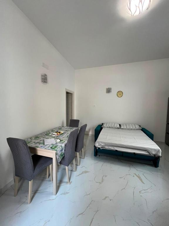 Soggiorno con divano letto matrimoniale e tavolo da pranzo